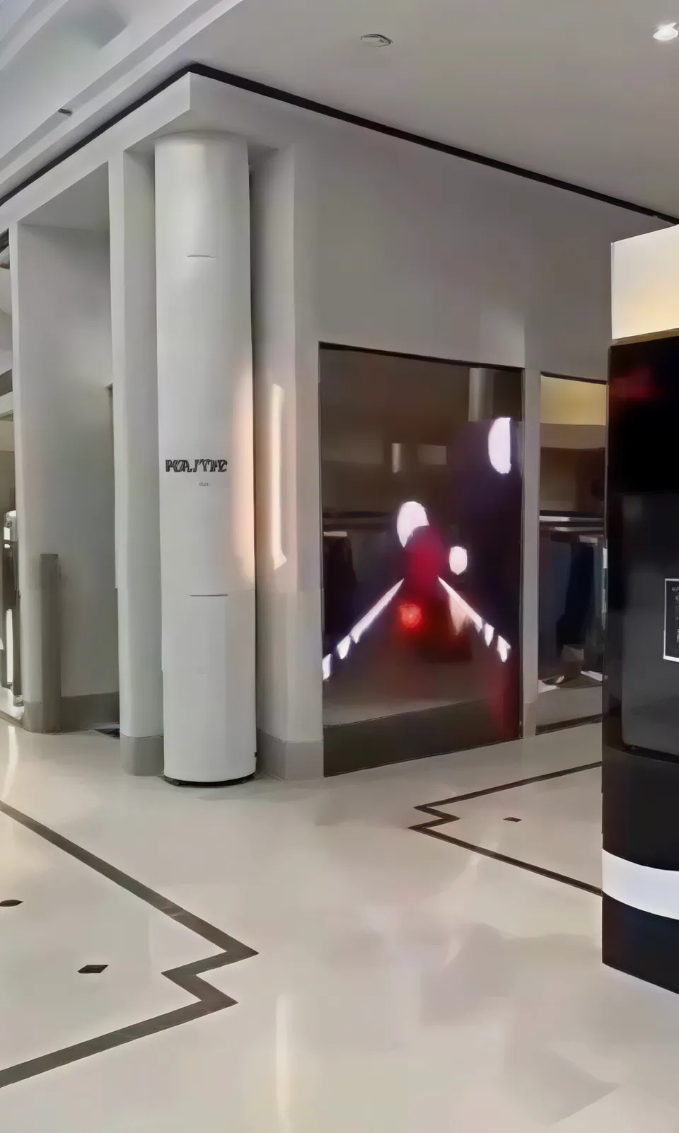 LED Film en el vidrio de un local de centro comercial con una animación de luces rojas