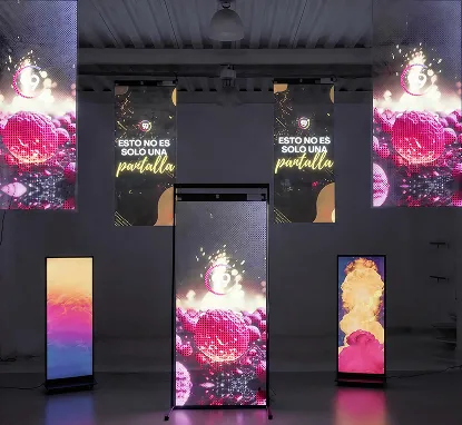 Pantallas LED transparentes colgantes y de pie con el logo de 99 Degrees y el texto «Esto no es solo una pantalla»